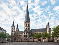 Bonner Münster: von Süden eckige Türme links, runde Türme rechts