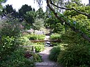 Staudengärtnerei Karl Foerster (Foerster-Stauden GmbH), mit Wohnhaus und zugehörigen Hausgärten, Waldgarten, Büro- und Fachwerklagergebäude sowie Obergärtnerhaus mit Garten