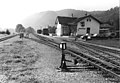 Bahnhof Bezau im Jahr 1971, damals noch mit dem auf Bregenzer Seite gelegenen Gütermagazin