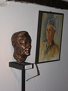 Busta Karla Samšiňáka od ak. sochařky Stanislavy Kavanové a portrét od Václava Pokorného