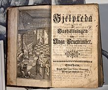 Hjelpreda I hushållningen för unga Fruentimber, 1755. Das Exemplar ist Teil der Ausstellung im Haus von Cajsa Warg im Freilichtmuseum Wadköping in Örebro, Schweden.