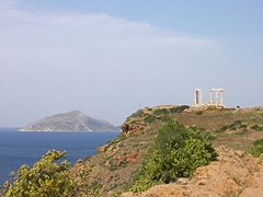 Le cap Sounion (Attique), avec son temple de Poséidon, le golfe Saronique et l'île de Patroklos.