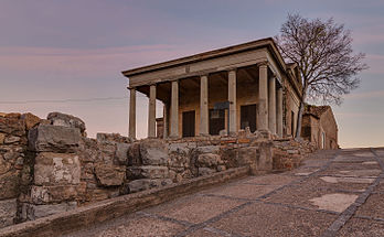 Antigo museu arqueológico construído em 1925 e situado dentro das muralhas do castelo de Sagunto, província de Valência, Espanha. O castelo foi construído no século X, em um local já utilizado pelos iberos, e foi reformado nos séculos XVIII e XIX. Nele podem ser encontrados vestígios de diversas civilizações: iberos, romanos, godos e árabes. (definição 5 438 × 3 365)