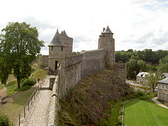 Die Tour de Guibé, hinten, die Tour Mélusine und rechts die Tour du Gobelin