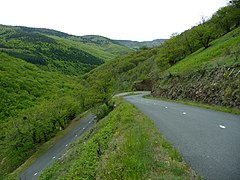 Un lacet, à 881 m d'altitude entre les hameaux de Palhères et Les Costeilades, sur la route du col du Pré de la Dame.