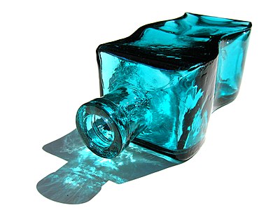 Renkli bir şişe. Daha çok, sıvı maddeleri taşımak veya saklamak için kullanılan şişelerin ağzı dar bir yapıya sahiptir. (Üreten: Matthew Bowden www.digitallyrefreshing.com)