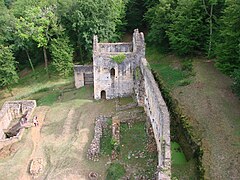 Logis des Commarque et à gauche les vestiges de la tour des Escars.