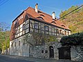 Herrenhaus, sogenanntes »Bergkellerhaus«, Bruchsteinmauer entlang der Straße und Brücke (Einzeldenkmale zu ID-Nr. 09303772)