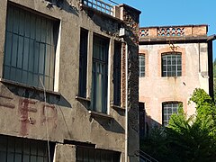 Zoom sur les fenêtres de l'ancien bureau du directeur de l'usine jusqu'en 1956.