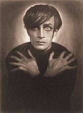 Photo en noir et blanc d'un acteur fortement maquillé.
