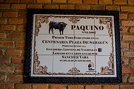 Placa sobre un toro de Valdellán en la Plaza de Toros de Sahagún.