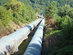 Les deux conduites forcées plongeant vers le Pouget.