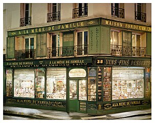 1761年創業の老舗チョコ&菓子屋のア・ラ・メール・ド・ファミーユ (À la Mère de Famille) 本店。 フォーブール＝モンマルトル通り (Rue du Faubourg-Montmartre) 35番地にある (Fondée en 1761, la boutique historique du 35 rue du Faubourg Montmartre.)。2区モントルグイユ通り, 6区ボナパルト通りとシェルシュ＝ミディ通り, 16区ポンプ通り･･等, パリ市内外各所に店舗がある。