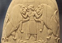 Rei mesopotámico como Señor dos animais no coitelo Gebel el-Arak. Esta obra de arte amosa a influencia de Mesopotamia en Exipto nunha data temperá, durante un período de relacións Exipto-Mesopotamia, e o estado da iconografía real de Mesopotamia durante o período Uruk.[57][58]