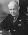 Генерал Дуайт Д. Эйзенхауэр, верховный главнокомандующий союзниками, в своем штабе на Европейском театре военных действий. Он ... - НАРА - 520686.tif