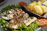 Portuguese grilled sardines on lettuce, with potato