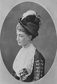 Lady Hélène Standish, épouse de Henry Noailles Widdrington Standish of Standish, Lord of the Manor, en 1874.