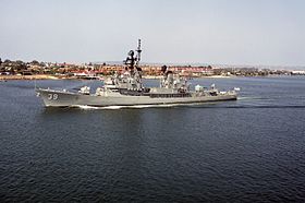 Die HMAS Hobart in See im Jahr 1980.