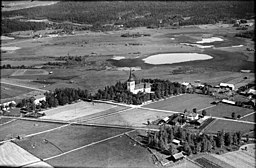 Fågelperspektiv från sydväst år 1936. Kyrkbytjärnen ligger mellan Hanebo kyrka mitt i bilden och Innantjäratjärnen i det övre högra hörnet.