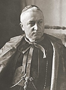 Photographie en noir et blanc d'un homme en vêtement cardinalice.