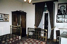 Цветная фотография гостиничного номера с памятными вещами Кристи на стенах