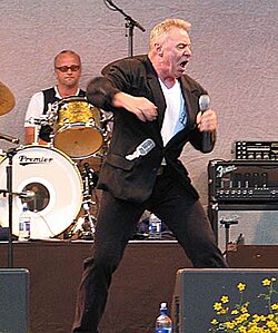 Jerry Williams uppträder på Gröna Lund i Stockholm 2004.