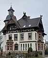 Villa und Einfriedung