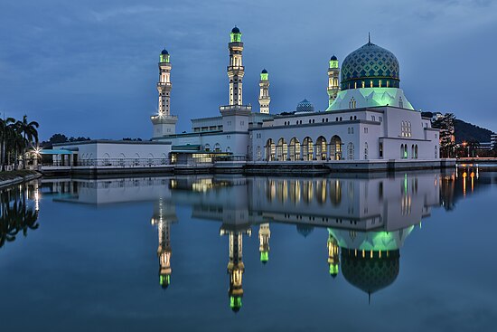 Mặt phía Tây vào giờ xanh của Nhà thờ Hồi giáo Thành phố Kota Kinabalu, Sabah, Malaysia Hình: Uwe Aranas