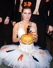 Малин Сундстрём (одна) в шествии на Хэллоуин в кафе Opera в 1998 году.