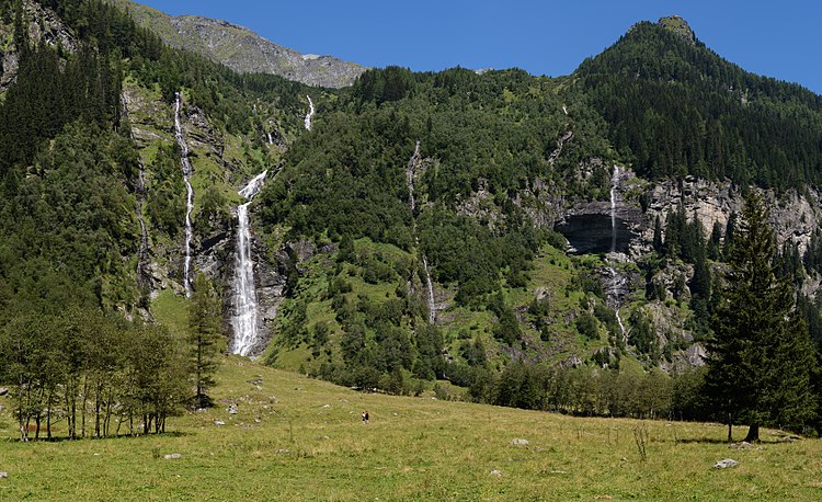 Водопад в долине Зебах в окрестностях Мальница в национальном парке Высокий Тауэрн