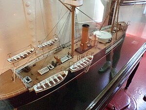 「ワスカル」の模型。主砲塔の射界を得るために船首楼が極端に短くされたため、航海時は舷板が立てられた。戦闘時には舷板は減板を下方に倒して主砲を使用した。
