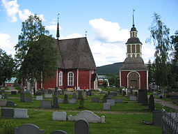 Övertorneå kyrka i juli 2004. I bakgrunden syns Torne älv och berget Aavasaksa.