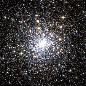 M30 na snímku z Hubbleova vesmírného dalekohledu