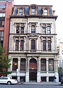 #61: Este edificio fue construido en 1867 como un banco, pero ha sido una iglesia desde 1937. (Monumento Histórico de Nueva York desde 1969[19]​)