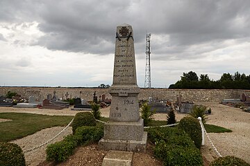 Le monument aux morts dans le cimetière.