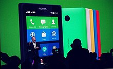 Stephen Elop unveiling the phone at MWC 2014 NOKIA X i Kh+ taki na androide. S vozmozhnost'iu bystro peredelat' pod nikh sushchestvuiushchie android-pridozheniia. (12740923705).jpg