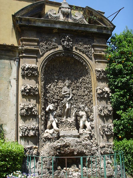 File:Palazzo Budini Gattai, fontana giardino 02.JPG