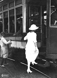 Pasajera subiendo al tranvía. Buenos Aires, c. 1920.