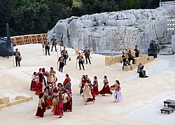 Syracusains avec costumes de scène au théâtre grec de la ville