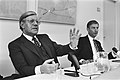 Batı Almanya Şansölyesi Helmut Schmidt ve Başbakan Dries van Agt, 9 Temmuz 1982'de Schiphol Havalimanı'nda bir basın toplantısı sırasında.