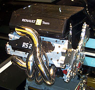 Un moteur à huit cylindres en V d'origine Renault.