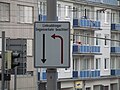 Schild links neben der Fahrbahn