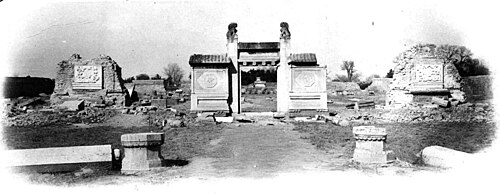 Ruines d’un cimetière catholique détruit par les Boxers, près de Pékin