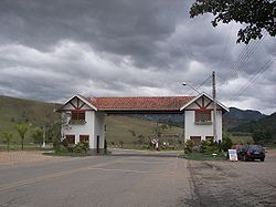 Портал на въезде в Сан-Бенту-ду-Сапукай