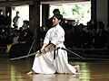 Mulier quae iaido exercitat. Katana exercitationis utitur, aut iaitō Iaponice.