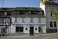 Wohnhaus mit Ladeneinbau und daran anschließendes Altes Rathaus, in geschlossener Bebauung