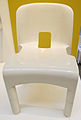Joe Colombo: Stuhl Universale 4867, 1965, Kunststoff, zweiteilig, höhenverstellbar und stapelbar. Vorgänger des einteiligen Monobloc-Stuhls.[7]