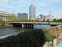 大阪栴檀木橋。江戸時代橋の袂で仁保のかき船が営業許可を得ていた[74]。