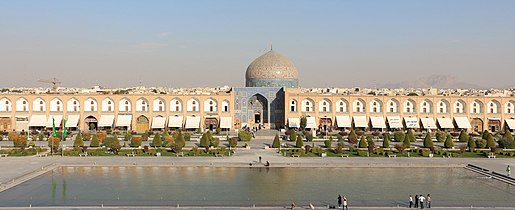 Vista frontal como se ve desde la balconada del palacio de Ali Qapu