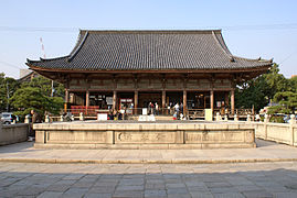 Die Halle Rokujidō (6) frontal mit der Bühne